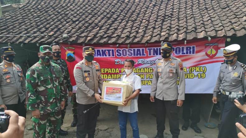 Ratusan Paket Sembako Dibagikan ke PKL dan Warga Terdampak Covid-19 di Blora  