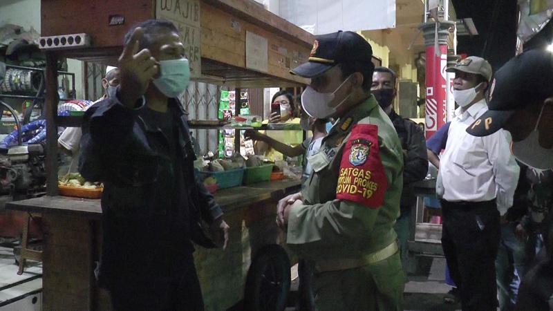 Penertiban PPKM Darurat di Kendal Ricuh, Pedagang Bersitegang dengan Petugas