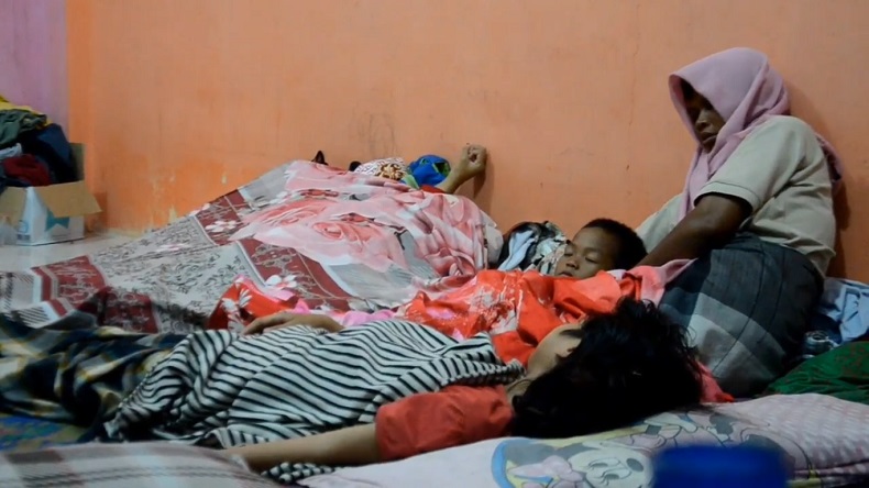 Pengungsi Banjir Aceh Besar di Gedung PKK Tidur Seadanya