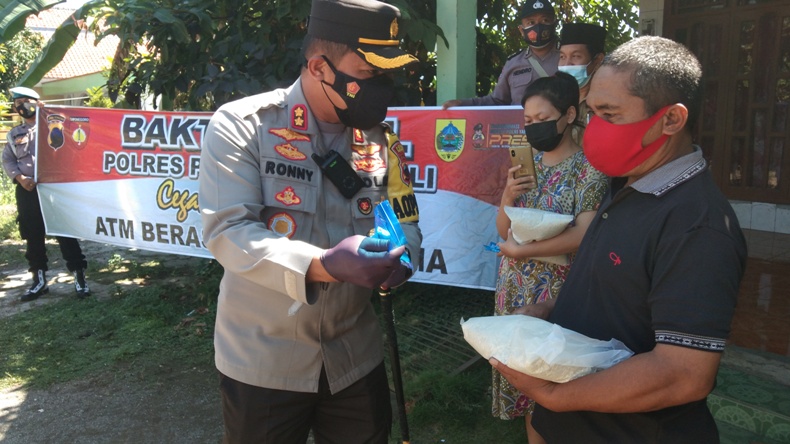 title Polres Pemalang Peduli Salurkan Bantuan Obat dan Sembako untuk Warga yang Isoman Polres Pemalang Peduli Salurkan Bantuan Obat dan Sembako untuk Warga yang Isoman