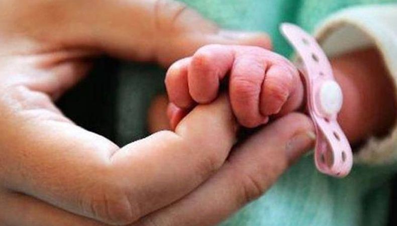 title Aneh dan Langka, Ada Janin Kembar di Perut Bayi Perempuan Baru Lahir Ini Aneh dan Langka, Ada Janin Kembar di Perut Bayi Perempuan Baru Lahir Ini