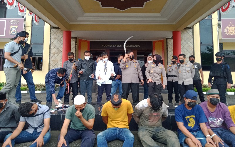 Bersih - Bersih Kampung Narkoba, Polisi Angkut Belasan Warga Tangga Buntung