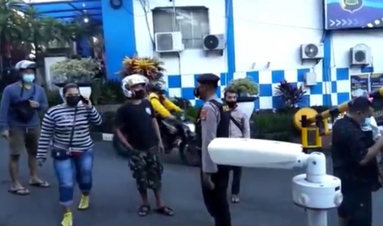 title Antre Sejak Pagi, Sejumlah Warga Kecewa Tak Dapat Jatah Vaksin di Polres Gianyar Antre Sejak Pagi, Sejumlah Warga Kecewa Tak Dapat Jatah Vaksin di Polres Gianyar