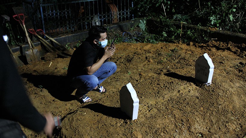 Suasana Pemakaman Istri Gubernur Sultra yang Meninggal Terpapar Covid-19 - Bagian 2