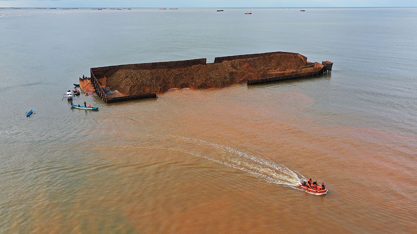 Penampakan dari Udara Kapal Tongkang Bawa Nikel Nyaris Terbalik di Konawe - Bagian 2