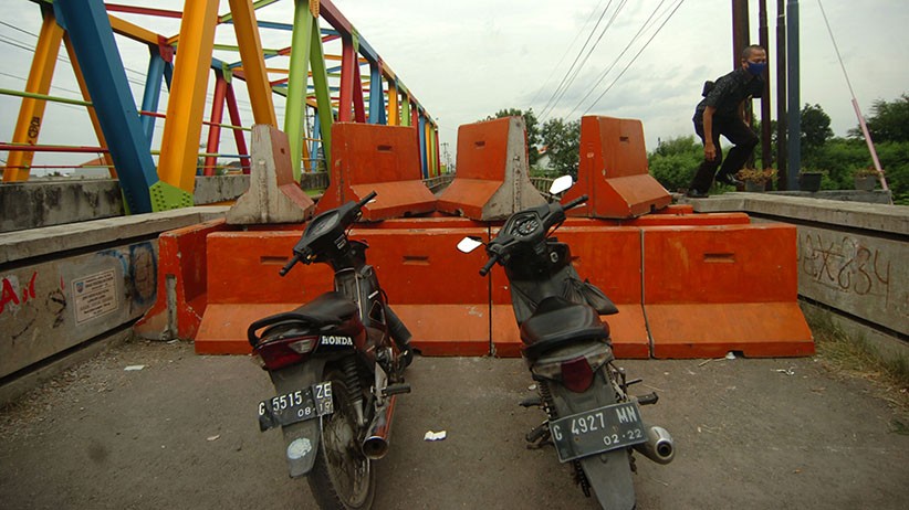 Perbatasan Kota dan Kabupaten Tegal Ditutup Tumpukan Beton - Bagian 2