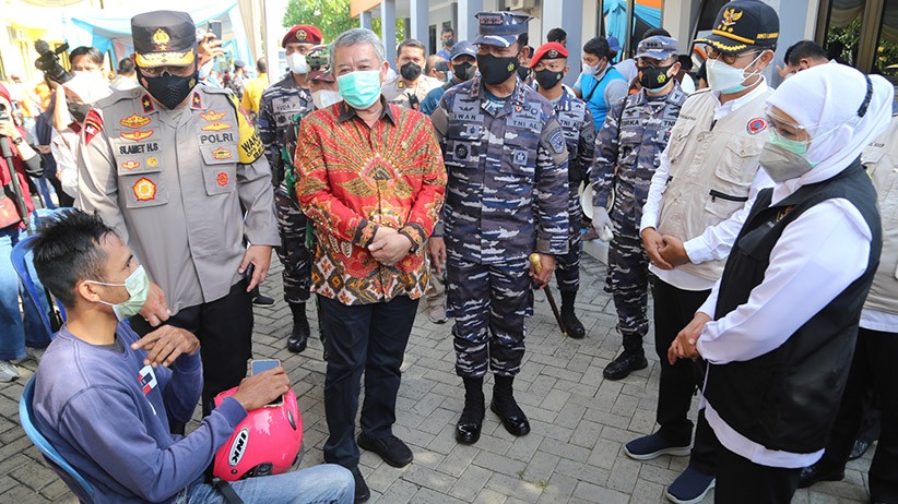 TNI AL Gelar Serbuan Vaksinasi untuk Masyarakat Pesisir Lamongan - Bagian 1