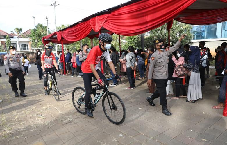 Warga Berkerumun Antre Vaksinasi di Holy Stadium Semarang, Ganjar Datangi Lokasi