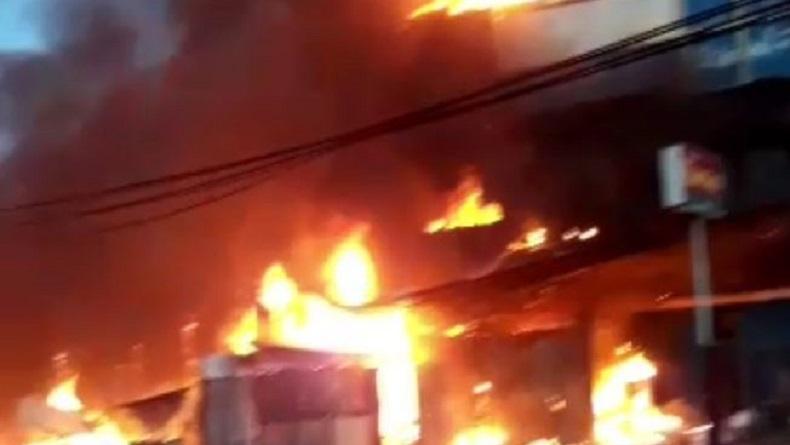 title Kebakaran di Jayapura, 1 Ruko dan 4 Lapak Ludes Dilalap Api Kebakaran di Jayapura, 1 Ruko dan 4 Lapak Ludes Dilalap Api