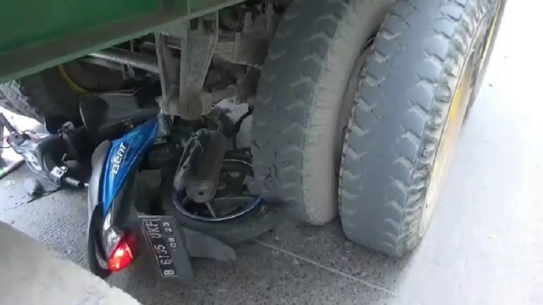 Kecelakaan Maut, 3 Orang Berboncengan Motor Tewas Mengenaskan Terlindas Truk di Kediri