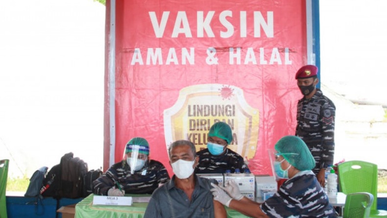 Serbuan Vaksinasi TNI AL di Monumen Trikora Bitung Libatkan 25 Nakes dan Vaksinator