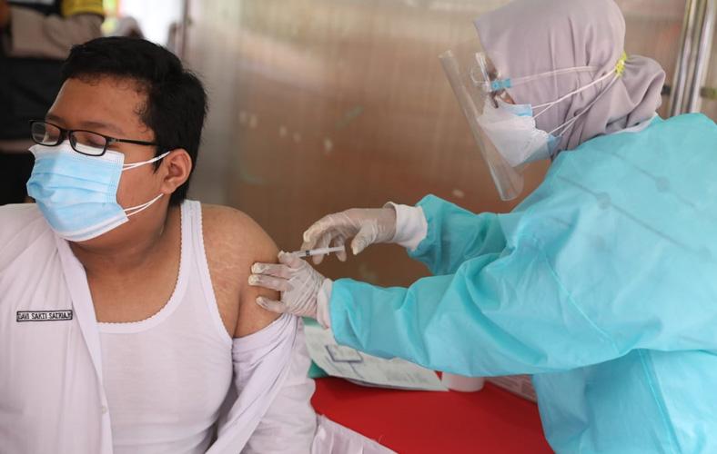 Begini Antusiasme Siswa Terima Vaksinasi Massal di Kota Semarang