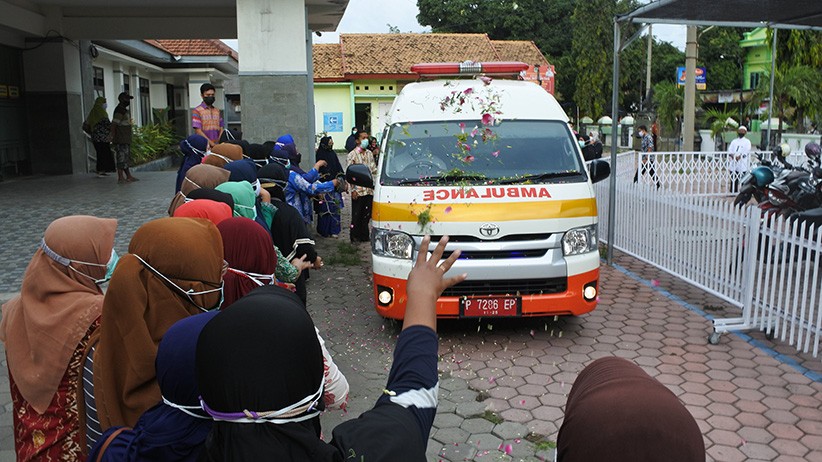 Suasana Haru Penghormatan Terakhir Tenaga Kesehatan Meninggal karena Covid - Bagian 2