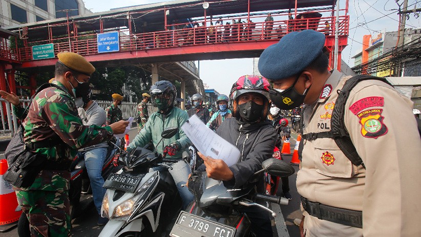 Macet Panjang Imbas Penyekatan PPKM Darurat di Mampang Prapatan - Bagian 4