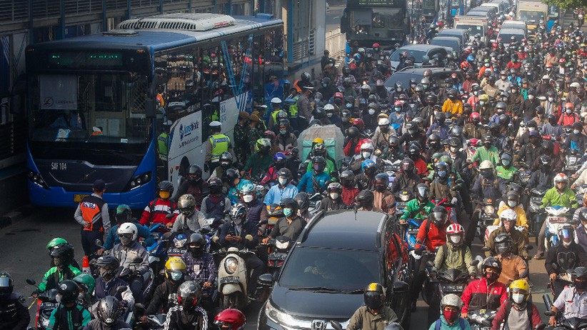 Macet Panjang Imbas Penyekatan PPKM Darurat di Mampang Prapatan - Bagian 2