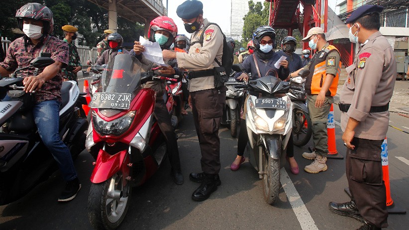 Macet Panjang Imbas Penyekatan PPKM Darurat di Mampang Prapatan - Bagian 5