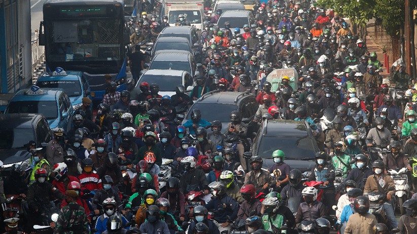 Macet Panjang Imbas Penyekatan PPKM Darurat di Mampang Prapatan - Bagian 3