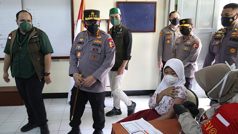 Kapolri Tinjau Vaksinasi Anak di SMAN 38 Jakarta - Bagian 1