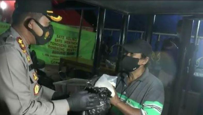 title Aksi Simpatik Polres Pemalang, Imbau Pedagang Patuhi PPKM Darurat sambil Bagikan Sembako Aksi Simpatik Polres Pemalang, Imbau Pedagang Patuhi PPKM Darurat sambil Bagikan Sembako
