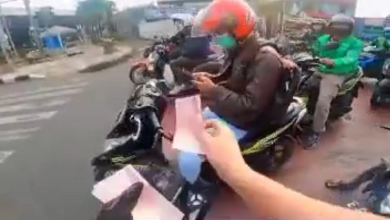 Viral, Pria Dermawan Bagi-bagi Uang Rp100.000 di Perempatan Cihampelas Bandung