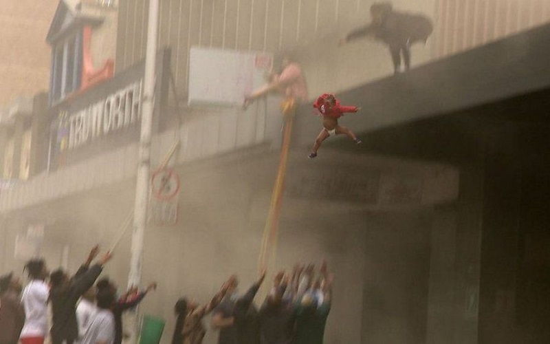 Dilempar Ibu dari Gedung Terbakar Hebat, Bayi 2 Tahun Selamat