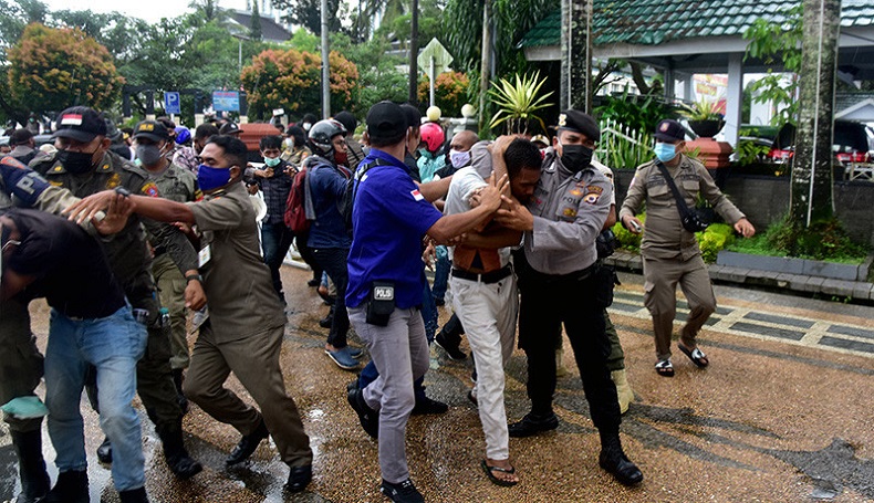 title Demonstrasi Mahasiswa Tolak PPKM Mikro di Ambon Ricuh, Wakapolresta Turun Membubarkan Demonstrasi Mahasiswa Tolak PPKM Mikro di Ambon Ricuh, Wakapolresta Turun Membubarkan