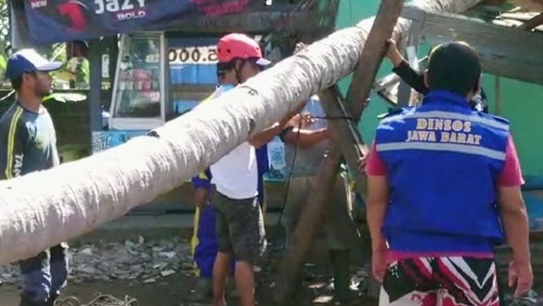 Kasihan Banget, Rumah Lansia di Pangandaran Rusak Tertimpa Pohon Tumbang