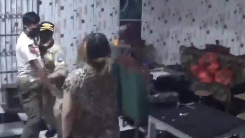 title Tak Terima Ditegur, Pemilik Kafe di Gowa Lempari Petugas dengan Pisau dan Gelas Tak Terima Ditegur, Pemilik Kafe di Gowa Lempari Petugas dengan Pisau dan Gelas