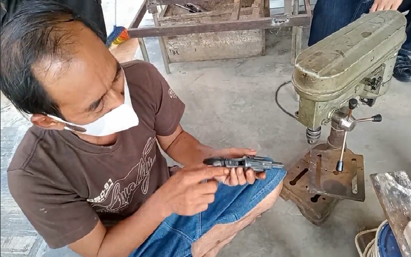 title Senpi Rakitan 87 Persen Mirip Asli, Pelaku Jual Rp2,5 Juta Senpi Rakitan 87 Persen Mirip Asli, Pelaku Jual Rp2,5 Juta