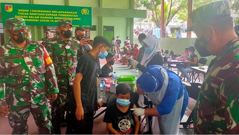 Pangdam Merdeka Tinjau Vaksinasi 1.000 Anak Usia 12-17 Tahun di Kodim Manado