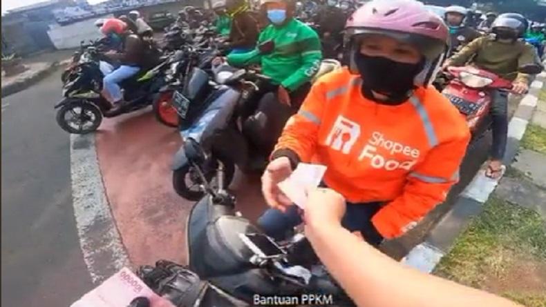 Video Viral Pria Bagi-Bagi Bantuan PPKM Rp100.000 ke Tiap Pengendara Motor
