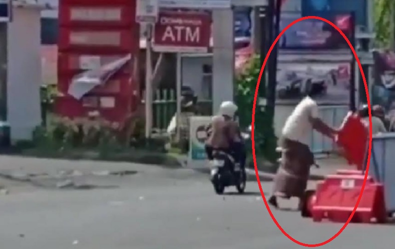 Kesal Jalan Ditutup, Warga Bali Ini Nekat Bongkar Pembatas Jalan di Denpasar