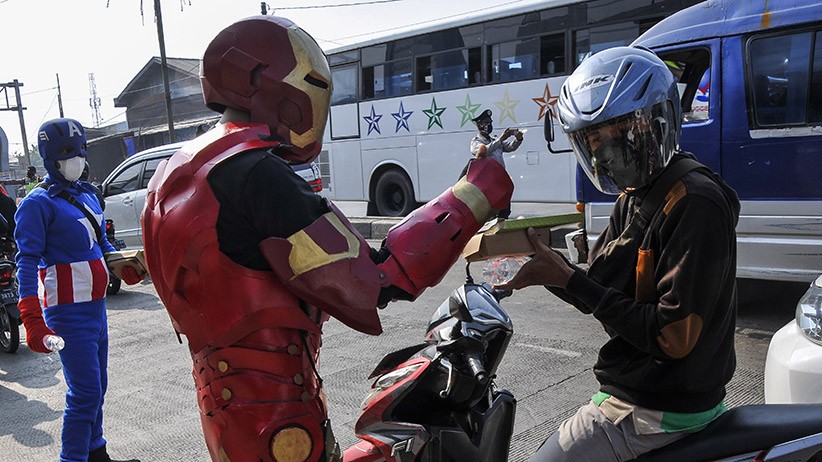 Aksi Superhero Bagi-Bagi Makanan Gratis - Bagian 1