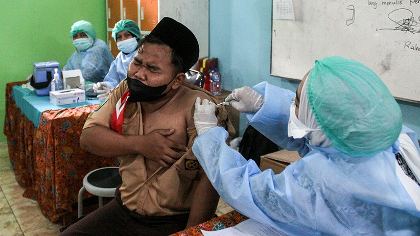 2.500 Santri Pondok Pesantren di Sidoarjo Divaksin Covid-19 - Bagian 1