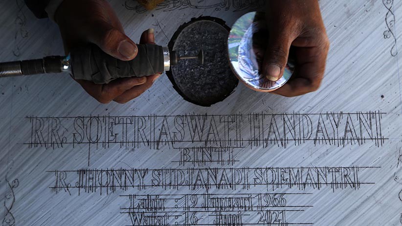 Perajin Batu Nisan Banjir Orderan - Bagian 2