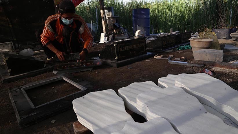 Perajin Batu Nisan Banjir Orderan - Bagian 4