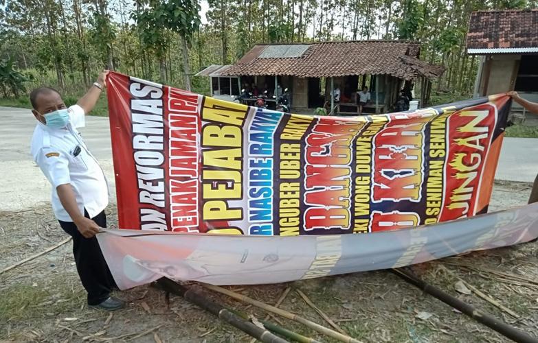 title Baliho Kades Tak Percaya Covid-19 Gegerkan Warga Sragen Baliho Kades Tak Percaya Covid-19 Gegerkan Warga Sragen