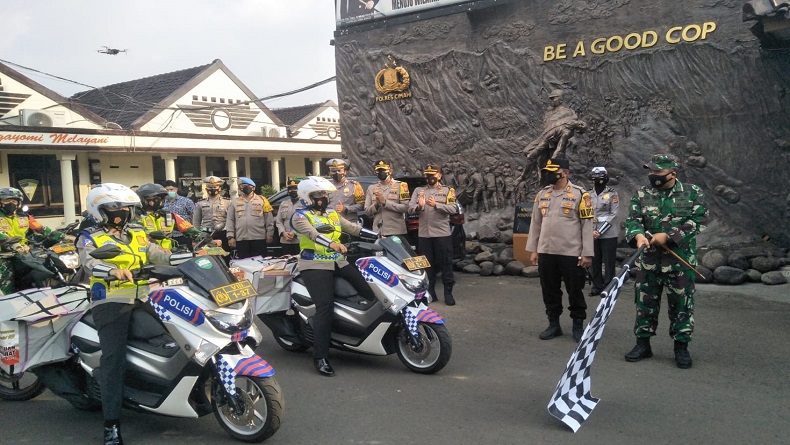 Personel Polri dan TNI Bagikan Bansos PPKM Darurat untuk Warga Cimahi dan KBB