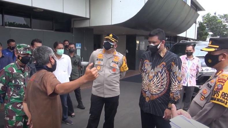 Bobby Nasution Sidak Pabrik Ban di Medan yang Beroperasi di Masa PPKM Darurat
