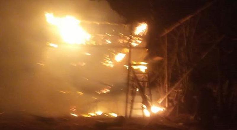 title Kapal Terbakar di Galangan Rembang, Diduga akibat Puntung Rokok Dibuang Sembarangan Kapal Terbakar di Galangan Rembang, Diduga akibat Puntung Rokok Dibuang Sembarangan