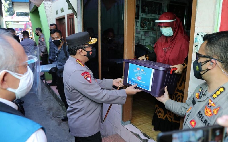 Kapolri Perintahkan Jajaran Percepat Pembagian Bansos PPKM Darurat ke Warga