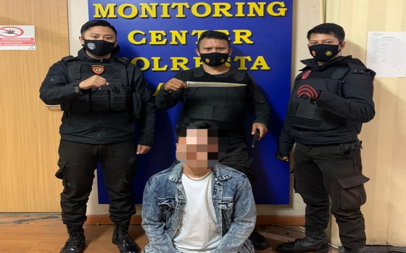 Pria Manado Ditangkap karena Pisau Terjatuh di Hadapan Polisi 