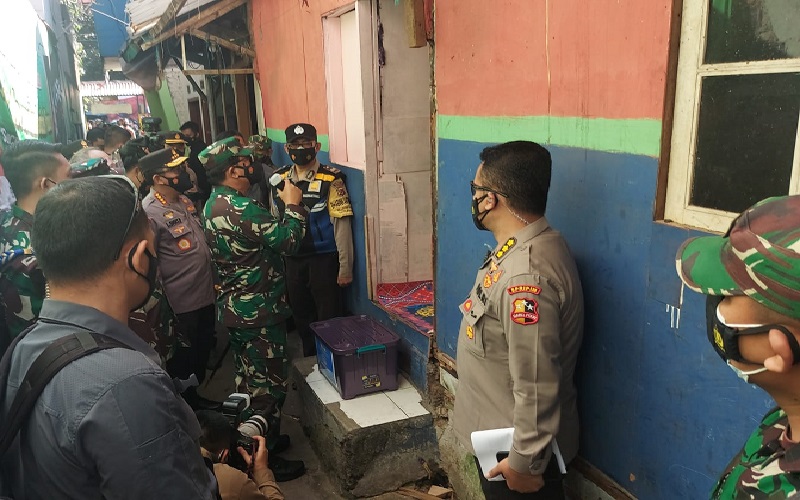 Panglima TNI-Kapolri Tinjau Vaksinasi dan Baksos di Kota Bandung