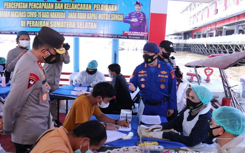 Ratusan ABK di Sungai Musi Disuntik Vaksin Covid-19 