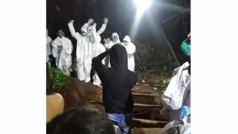 Viral Video Petugas Pakai APD Joget-Joget di Lokasi Permakaman