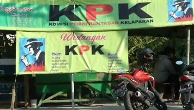 Laris saat PPKM Darurat, Angkringan di Solo Ini Ditulisi Komisi Pemberantasan Kelaparan  