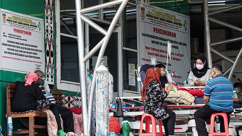 RSUD Jayapura Penuh, Pasien Dirawat di Teras IGD - Bagian 2