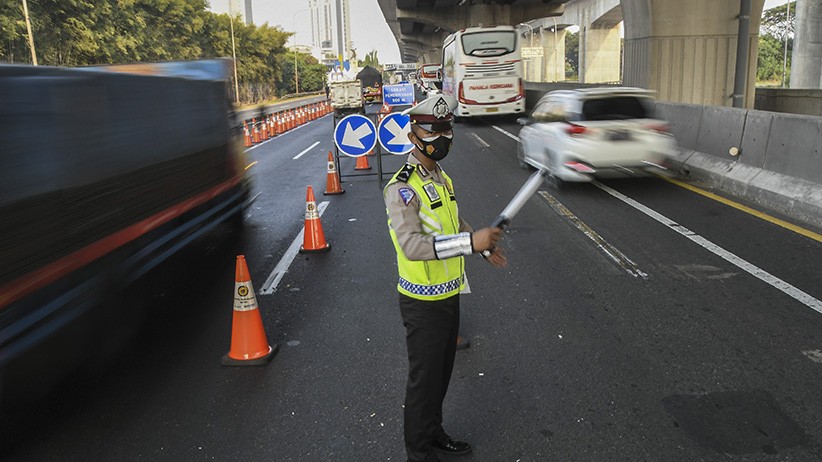 Jalan Tol Jakarta Cikampek KM 31 Disekat Jelang Idul Adha - Bagian 1