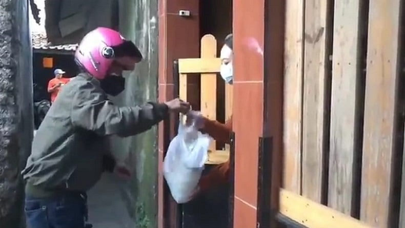 title Warga Bandung Bagikan Bubur Ayam Gratis untuk Pasien Covid-19 Isoman Warga Bandung Bagikan Bubur Ayam Gratis untuk Pasien Covid-19 Isoman