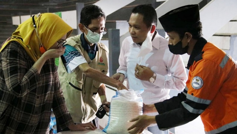 title Bupati Lumajang Thoriqul Haq dan Wakilnya Kompak Serahkan Gaji untuk Warga Terdampak PPKM Bupati Lumajang Thoriqul Haq dan Wakilnya Kompak Serahkan Gaji untuk Warga Terdampak PPKM
